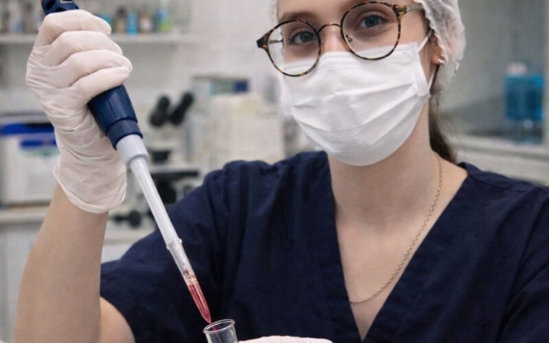 Entre ciência e prática clínica: quem é Dra. Karina Sposito Negrini, médica brasileira que se destaca na pesquisa e na medicina de alta complexidade